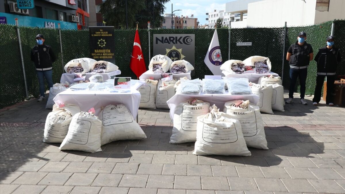 İzmir’de zehir baskını: Yüz binlerce hap ele geçirildi! İzmir’de zehir baskını: Yüz binlerce hap ele geçirildi!