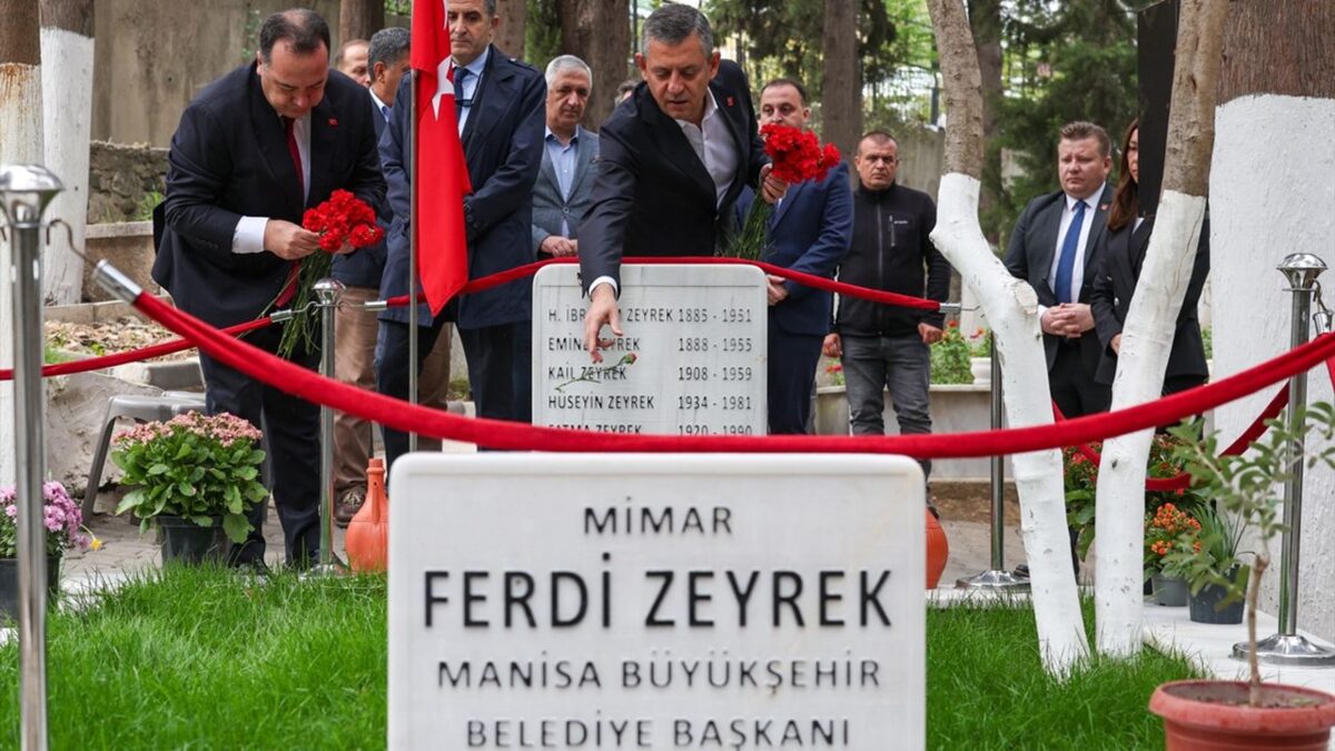 CHP lideri Özel’den Ferdi Zeyrek’in kabrine ziyaret CHP lideri Özel’den Ferdi Zeyrek’in kabrine ziyaret