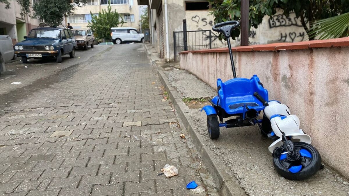 Torununu kurtarmak isterken otomobilin altında can verdi!