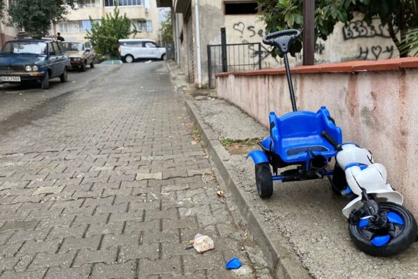 Torununu kurtarmak isterken otomobilin altında can...