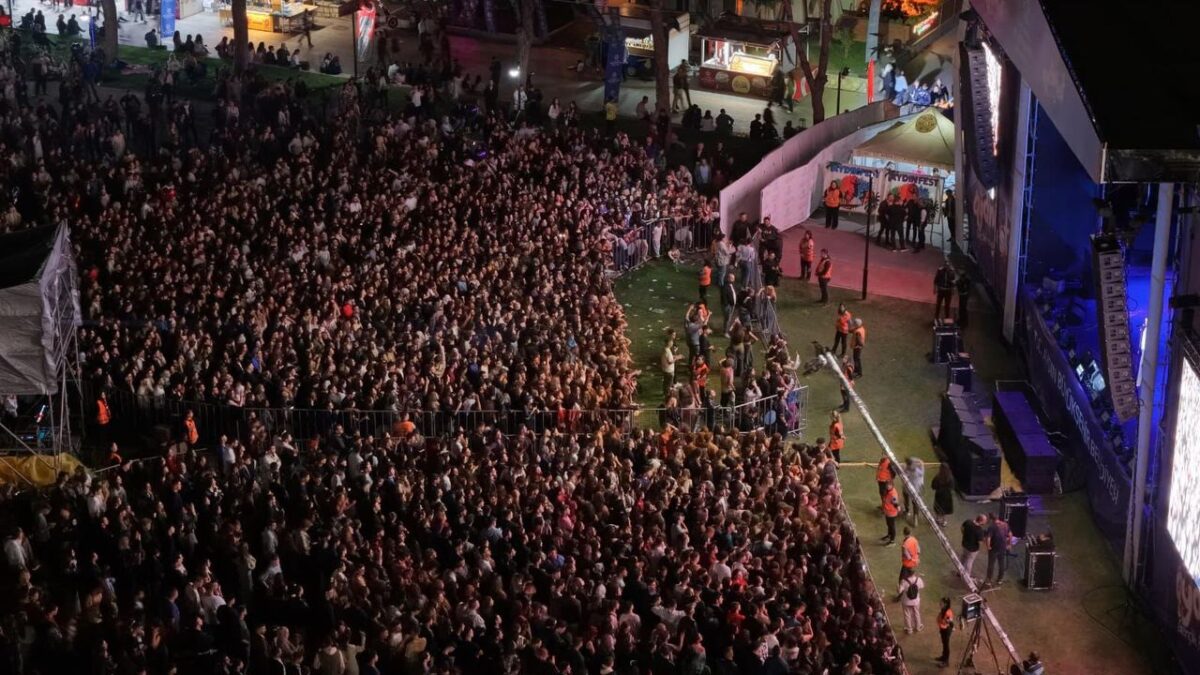 Aydınfest coşkuyla başladı Tekstil Park doldu taştı Aydınfest coşkuyla başladı Tekstil Park doldu taştı