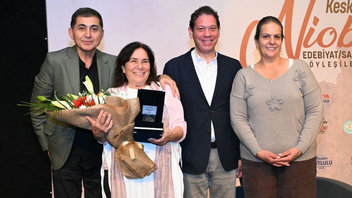 Latife Tekin Manisalı sanatseverlerle buluştu Latife Tekin Manisalı sanatseverlerle buluştu