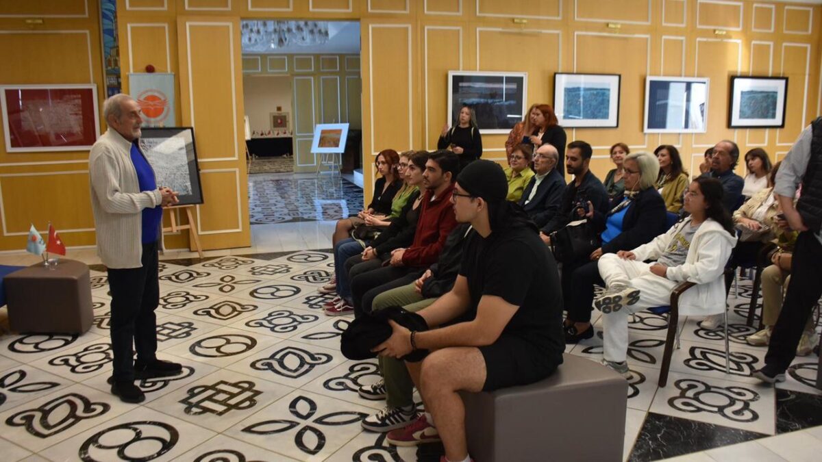Ressam Devrim Erbil, İzmir’de sanatseverlerle buluştu Ressam Devrim Erbil, İzmir’de sanatseverlerle buluştu