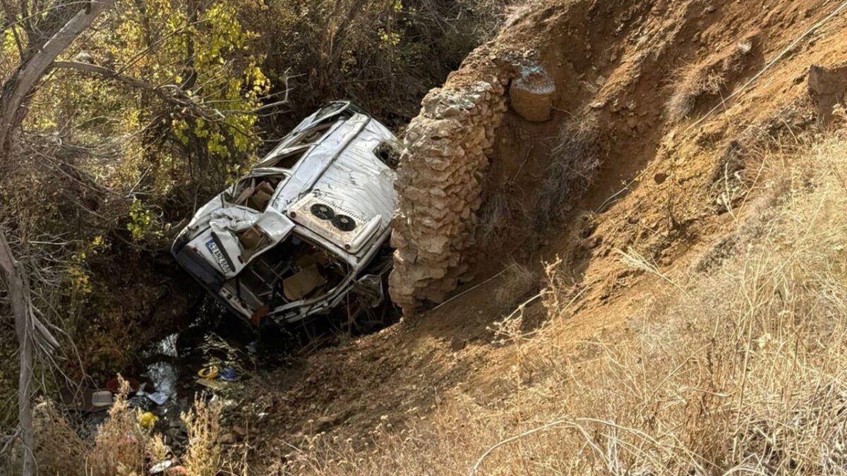 Öğrenci servisi uçuruma yuvarlandı: 14 yaralı Öğrenci servisi uçuruma yuvarlandı: 14 yaralı
