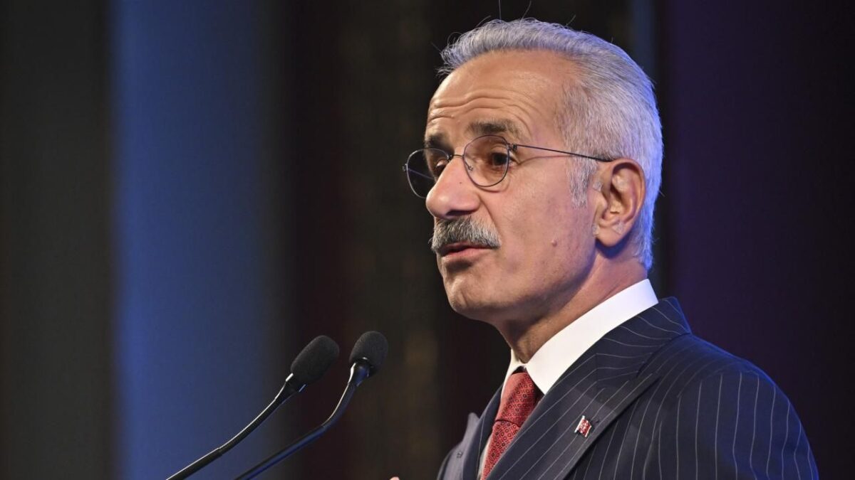 Bakan Uraloğlu: Ülkemizin dört bir yanını yüksek standartlı yollarla donatıyoruz Bakan Uraloğlu: Ülkemizin dört bir yanını yüksek standartlı yollarla donatıyoruz