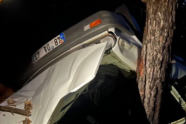 Otomobil uçuruma yuvarlandı… 2 yaralı!