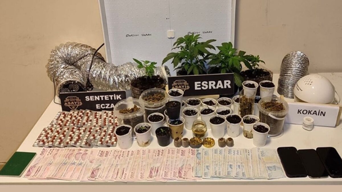 İzmir’de uyuşturucu tacirleri yakalandı! İzmir’de uyuşturucu tacirleri yakalandı!