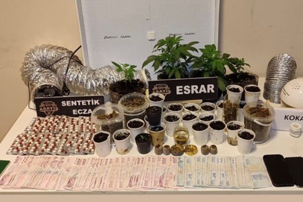 İzmir’de uyuşturucu tacirleri yakalandı! İzmir’de uyuşturucu tacirleri yakalandı!