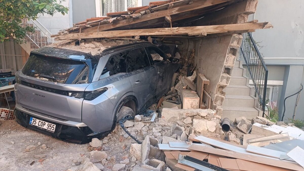 İzmir’de kömürlüğe giren otomobildeki karı koca yaralandı İzmir’de kömürlüğe giren otomobildeki karı koca yaralandı