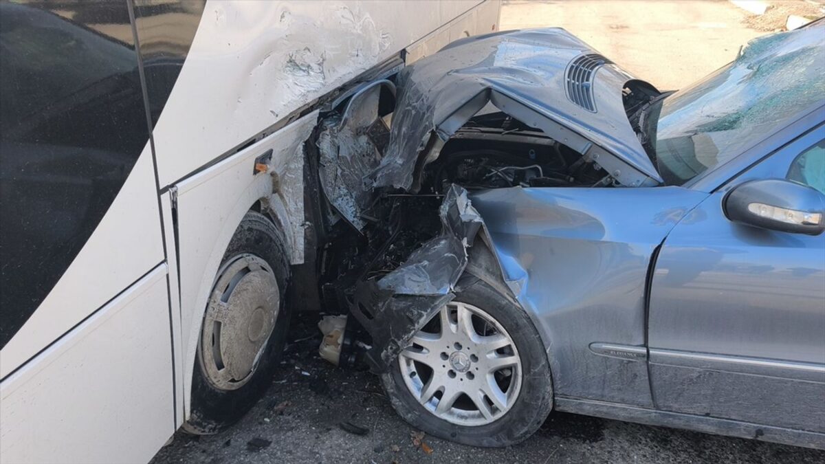 Park halindeki işçi servisine çarptı: 2 yaralı Park halindeki işçi servisine çarptı: 2 yaralı