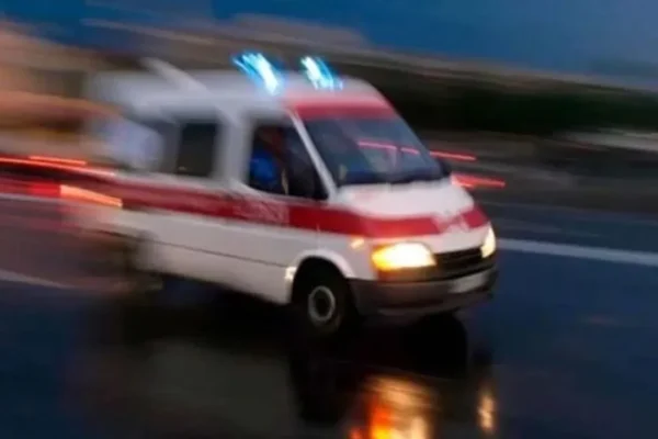 Hastane yolundaki hamile kadın ambulansta doğum ya...