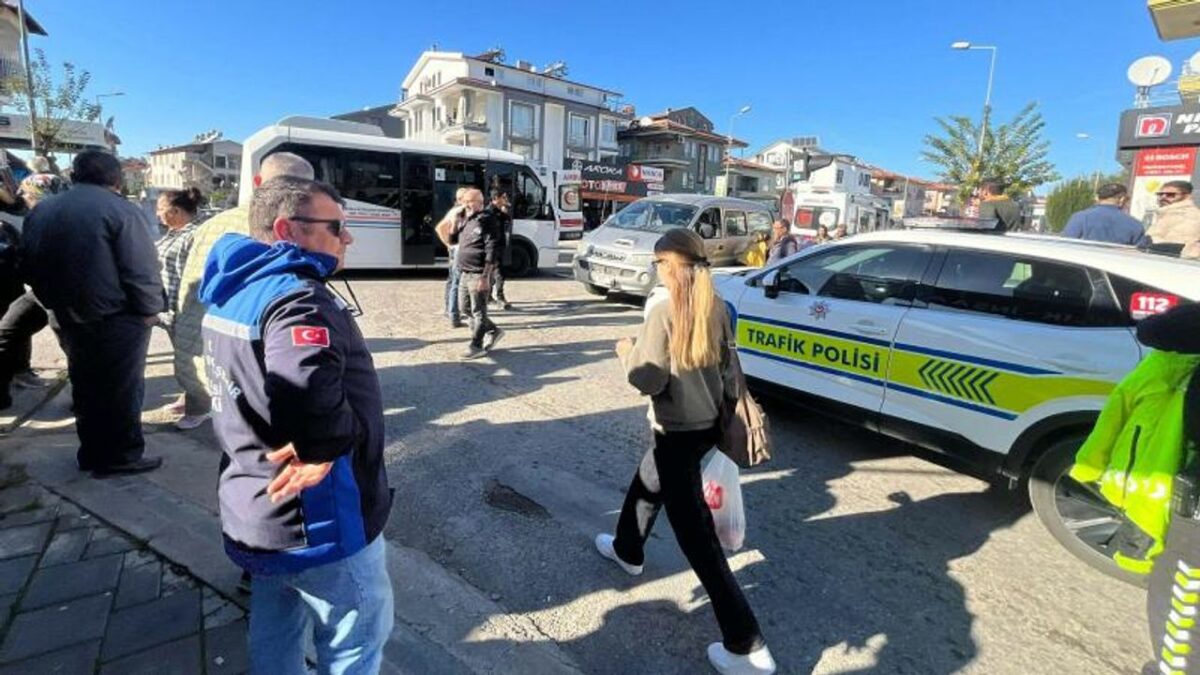 Muğla’da yolcu midibüsü ile minibüs çarpıştı: 13 yaralı Muğla’da yolcu midibüsü ile minibüs çarpıştı: 13 yaralı
