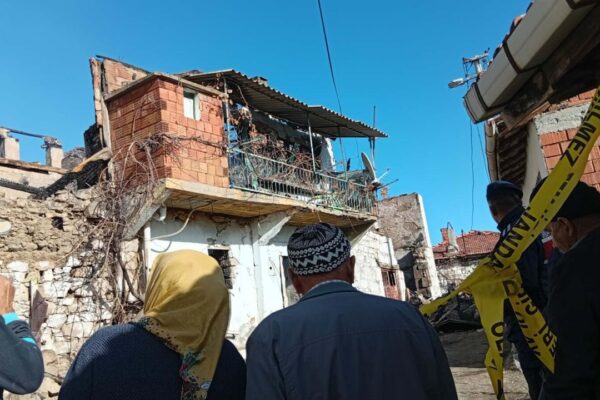 Manisa’da yangın paniği… Yaşlı kadına ... Manisa’da yangın paniği… Yaşlı kadına ...