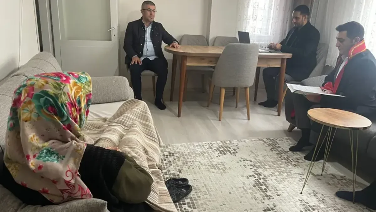 Hakim geldi, mahkeme evin salonuna taşındı Hakim geldi, mahkeme evin salonuna taşındı