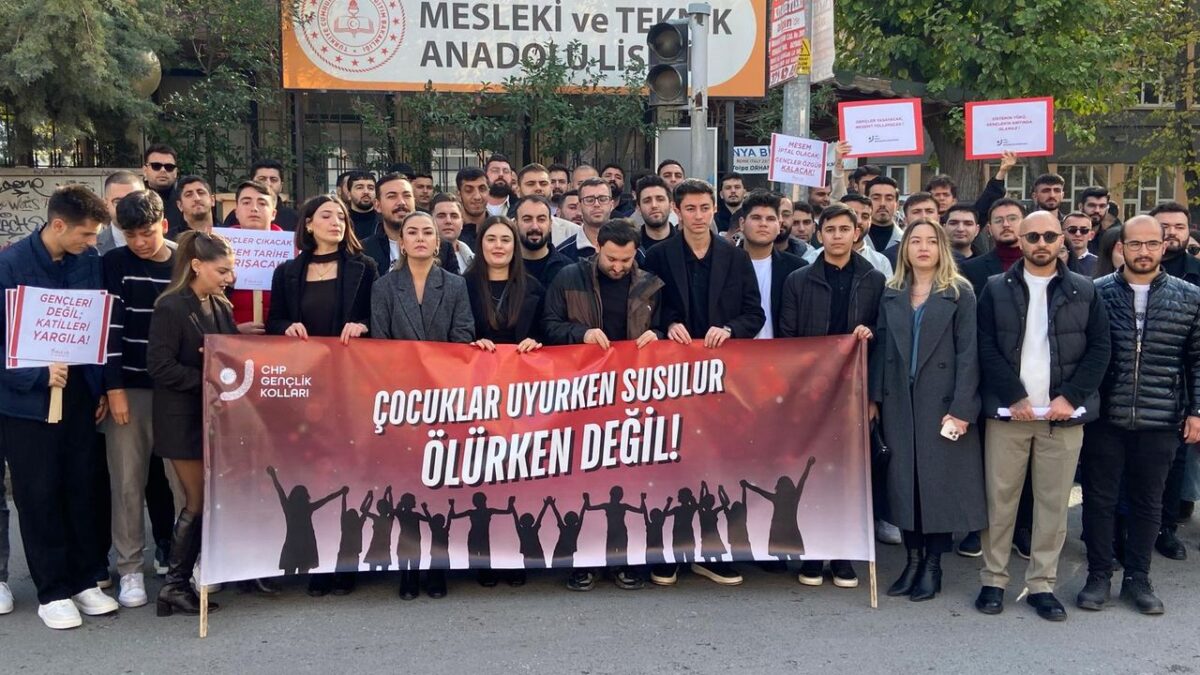 CHP İzmir’in gençlerinden MESEM açıklaması: Çocuklar uyurken susulur, ölürken değil! CHP İzmir’in gençlerinden MESEM açıklaması: Çocuklar uyurken susulur, ölürken değil!