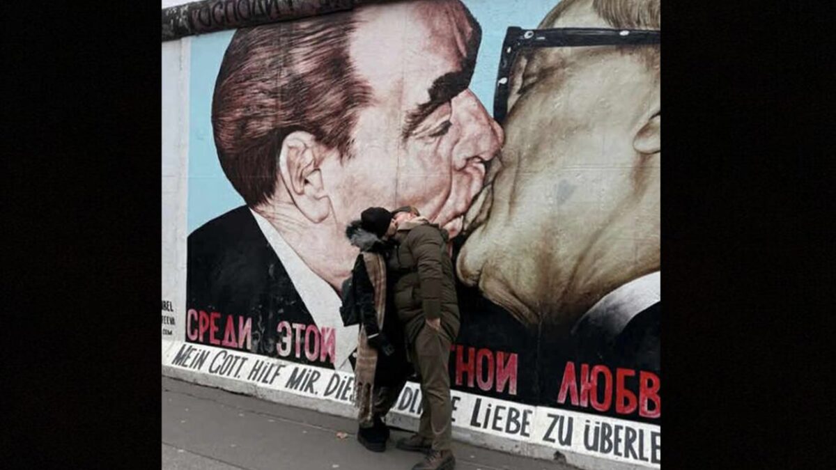 AK Partili meclis üyesinden Berlin’de dudak dudağa! AK Partili meclis üyesinden Berlin’de dudak dudağa!