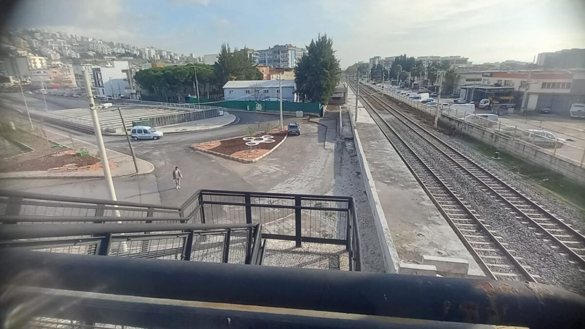 Çiğlili muhtar açıkladı: İZBAN durağı kaderine terk edildi! Çiğlili muhtar açıkladı: İZBAN durağı kaderine terk edildi!
