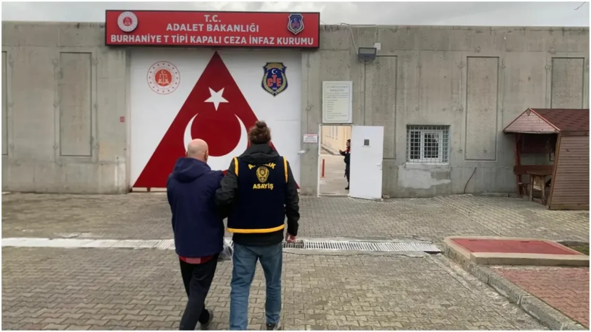 İş insanlarına şantaj yapan ihraç emniyet amirine suç üstü! İş insanlarına şantaj yapan ihraç emniyet amirine suç üstü!
