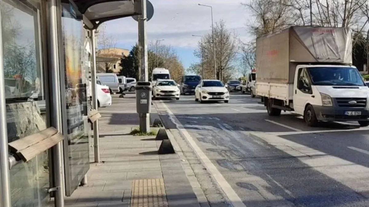 Vicdansızlık örneği: 1 aylık bebeği durağa bıraktılar! Vicdansızlık örneği: 1 aylık bebeği durağa bıraktılar!