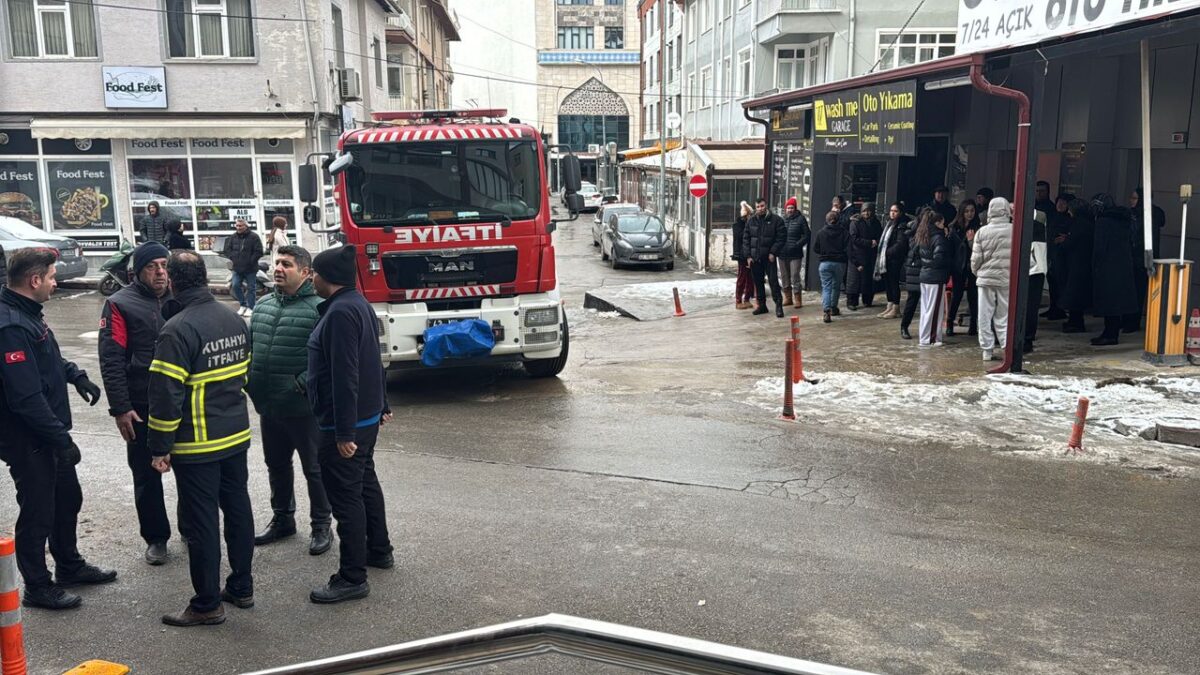 Baca yangını: 3 kişi dumandan etkilendi! Baca yangını: 3 kişi dumandan etkilendi!