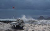 Bodrum’da fırtına: Tekneler karaya oturdu, feribot seferi iptal edildi