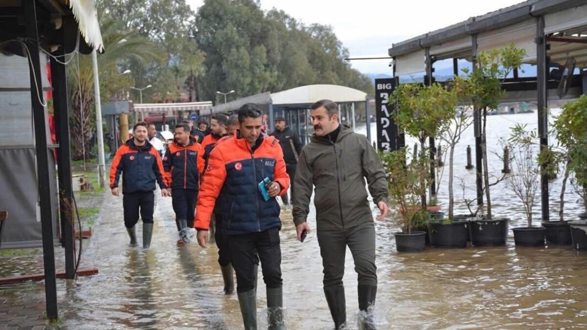 Köyceğiz Gölü taştı… Kordonu su bastı! Köyceğiz Gölü taştı… Kordonu su bastı!