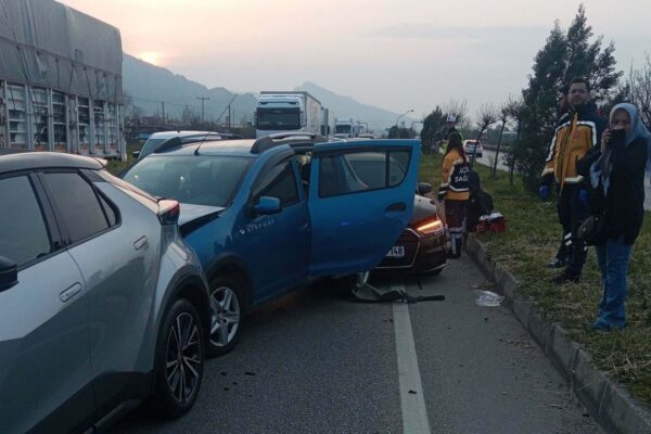 İzmir-Ankara yolunda zincirleme kaza: 7 yaralı! İzmir-Ankara yolunda zincirleme kaza: 7 yaralı!