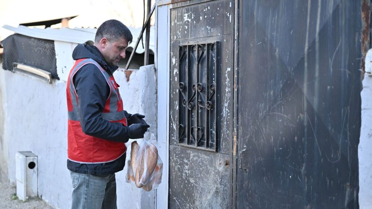 Manisa Büyükşehir’den dayanışma sofraları: 10 bin kişiye sıcak yemek Manisa Büyükşehir’den dayanışma sofraları: 10 bin kişiye sıcak yemek