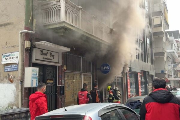 Şarjda patlayan batarya iş yerini yaktı! Şarjda patlayan batarya iş yerini yaktı!