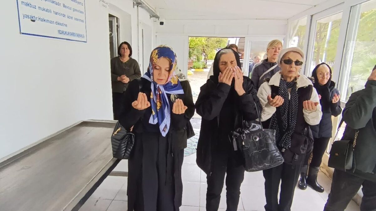 Mehmet Ali Erbil’in acı kaybı: Annesi İzmir’de toprağa verildi Mehmet Ali Erbil’in acı kaybı: Annesi İzmir’de toprağa verildi