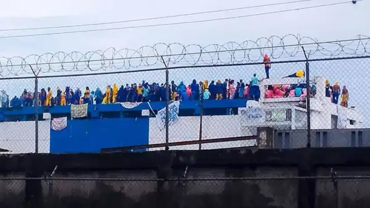 Cezaevi isyanı: Mahkumlar çatıya çıkıp yatakları ateşe verdi Cezaevi isyanı: Mahkumlar çatıya çıkıp yatakları ateşe verdi