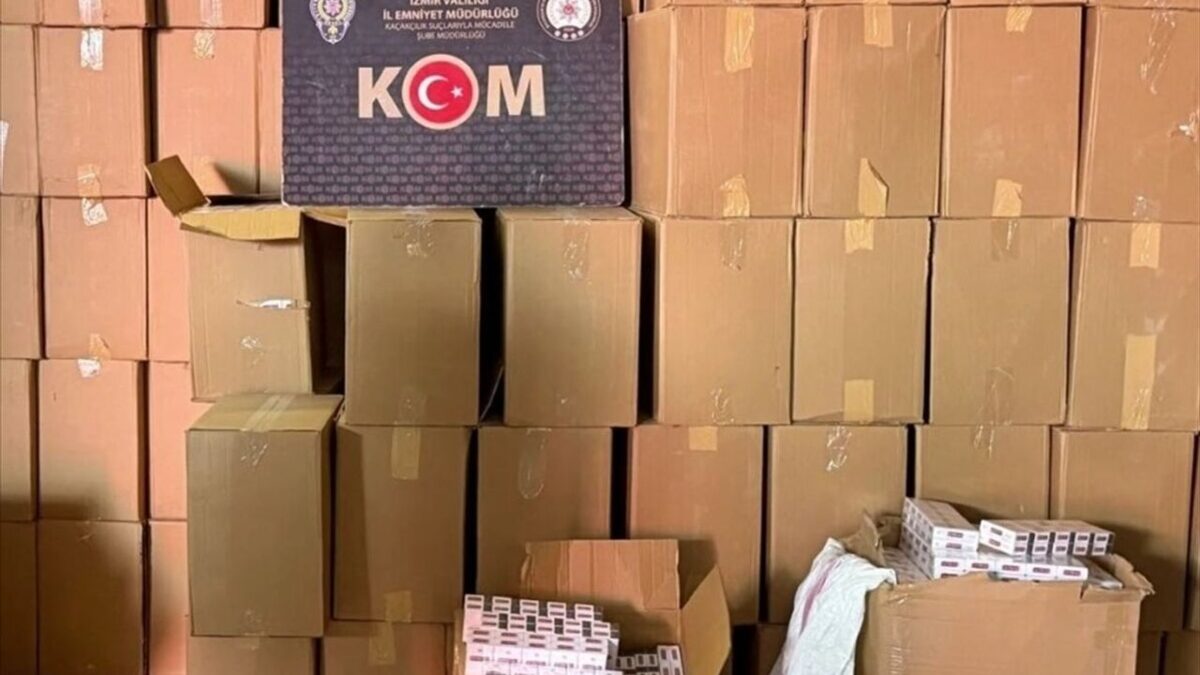İzmir’de dev kaçakçılık operasyonu: 1 milyon 850 bin makaron ele geçirildi İzmir’de dev kaçakçılık operasyonu: 1 milyon 850 bin makaron ele geçirildi