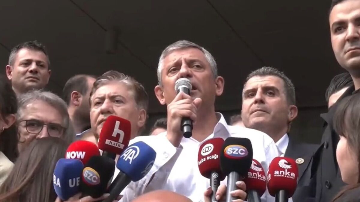 Özgür Özel binadan ayrıldı: TBMM’ye yürüyor Özgür Özel binadan ayrıldı: TBMM’ye yürüyor
