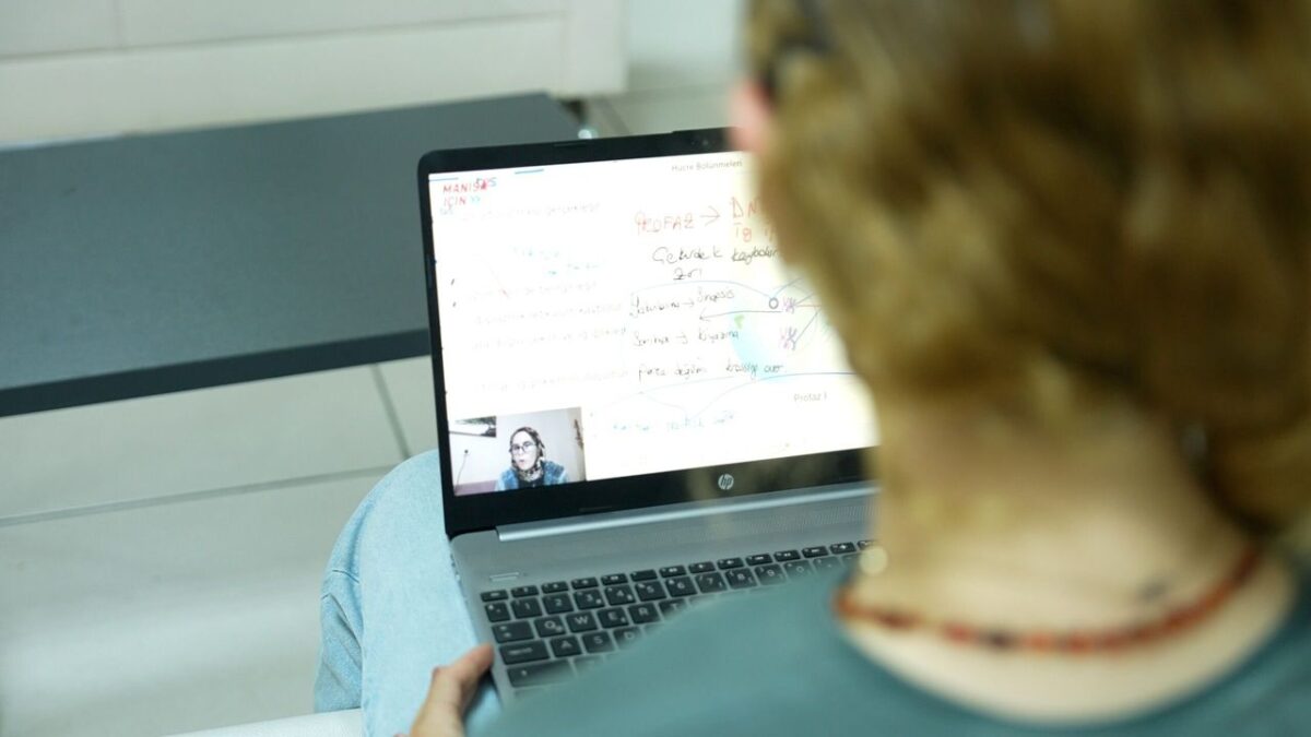 Manisa Büyükşehir’den online eğitim Manisa Büyükşehir’den online eğitim