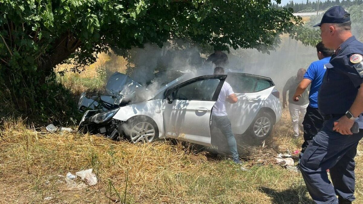 İzmir’de feci kaza: Son sürat ağaca çarptı! İzmir’de feci kaza: Son sürat ağaca çarptı!