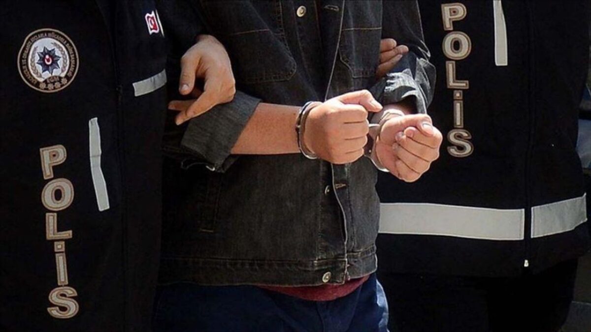 Kendini polis olarak tanıttı: Yaşlı kadını dolandırdı! Kendini polis olarak tanıttı: Yaşlı kadını dolandırdı!