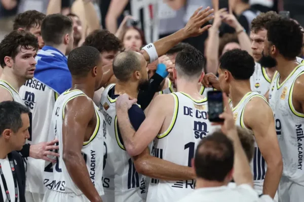 Fenerbahçe açıkladı: 8 yıllık birliktelik sona erd... Fenerbahçe açıkladı: 8 yıllık birliktelik sona erd...