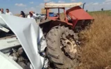 Otomobil park halindeki traktöre çarptı: 3 ölü, 1 yaralı!