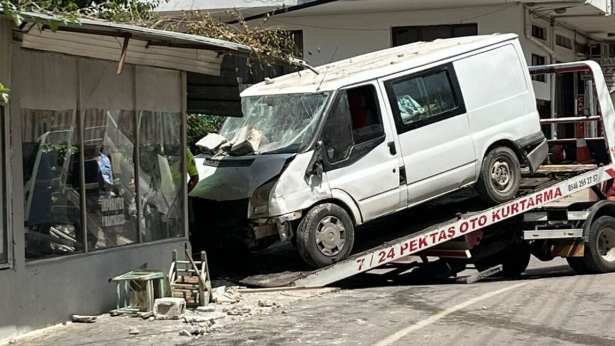 Feci ölüm: Kıraathanede otururken minibüs çarptı! Feci ölüm: Kıraathanede otururken minibüs çarptı!