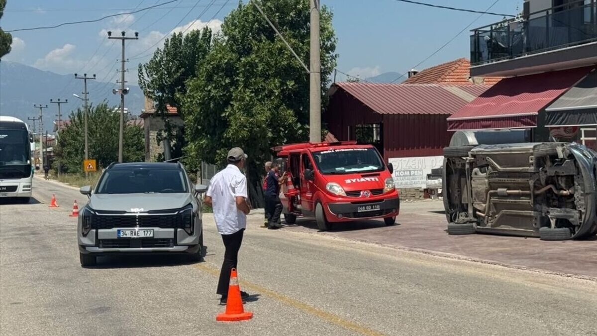 Muğla’da iki otomobilin çarpıştı: Otomobil iş yerinin önüne devrildi! Muğla’da iki otomobilin çarpıştı: Otomobil iş yerinin önüne devrildi!