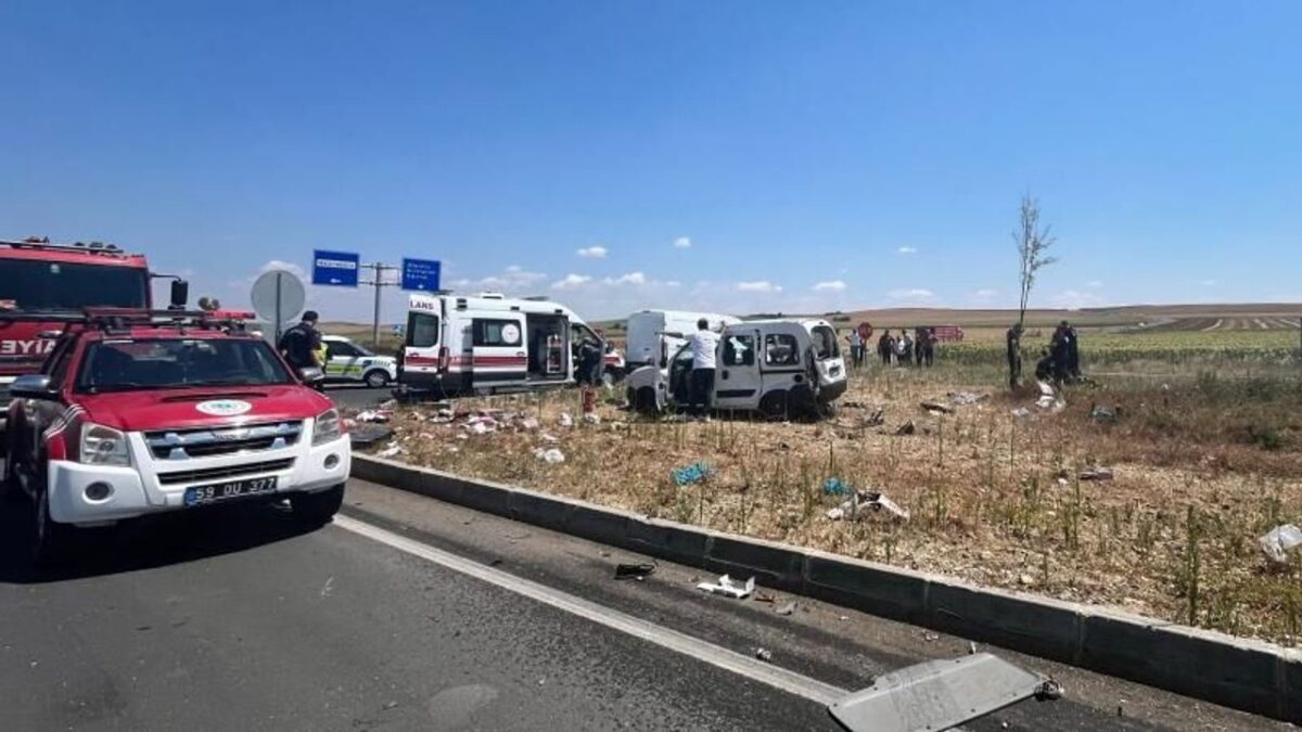 Kamyon ile hafif ticari araç çarpıştı: 2 ölü, 3 yaralı