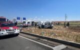 Kamyon ile hafif ticari araç çarpıştı: 2 ölü, 3 yaralı
