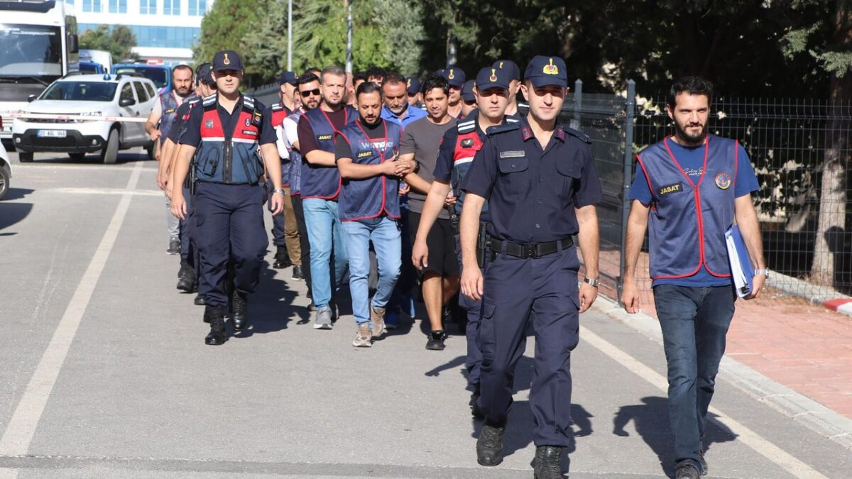 Kar maskeli 7 kişilik çete 2 kişiyi kaçırdı: 3 milyon liralık gasp Kar maskeli 7 kişilik çete 2 kişiyi kaçırdı: 3 milyon liralık gasp