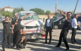 Düğünde arkadaşları, damada hurda otomobil hediye etti Düğünde arkadaşları, damada hurda otomobil hediye etti