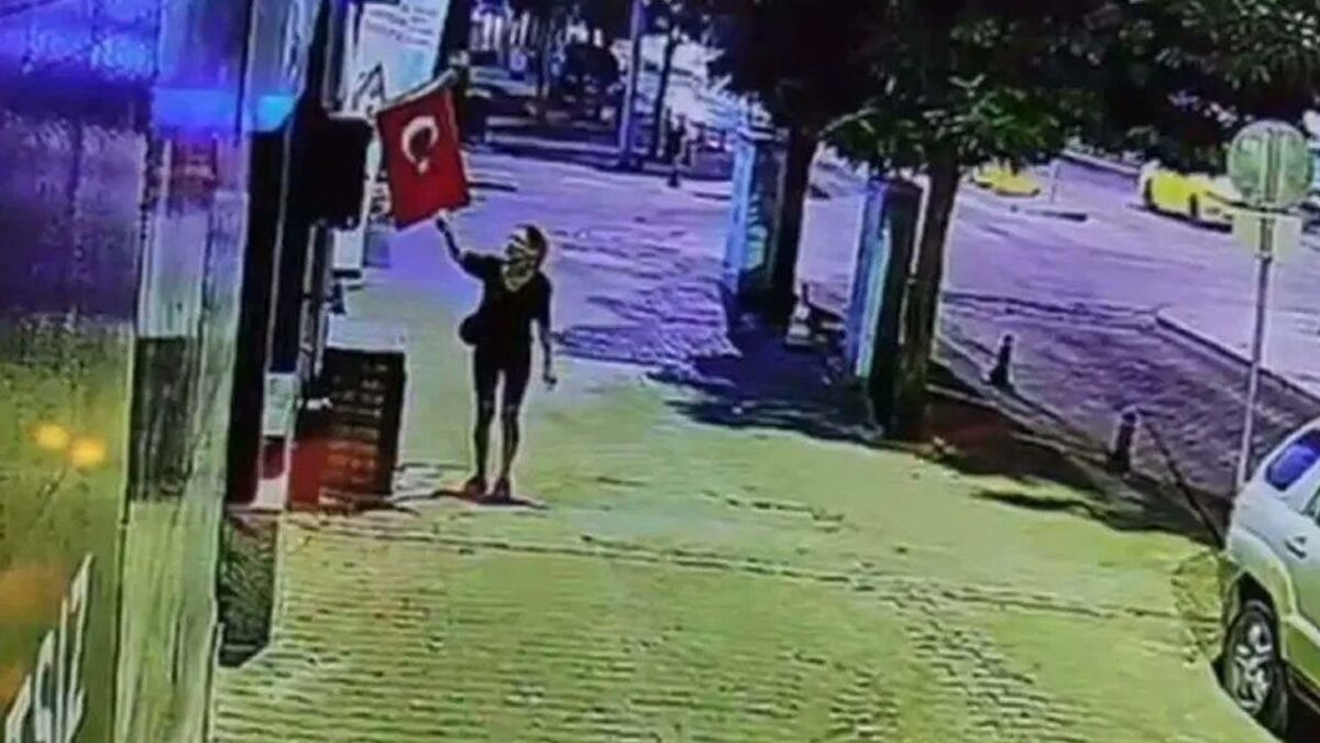 Türk bayrağını yakıp kaçan kadının ifadesi ortaya çıktı Türk bayrağını yakıp kaçan kadının ifadesi ortaya çıktı