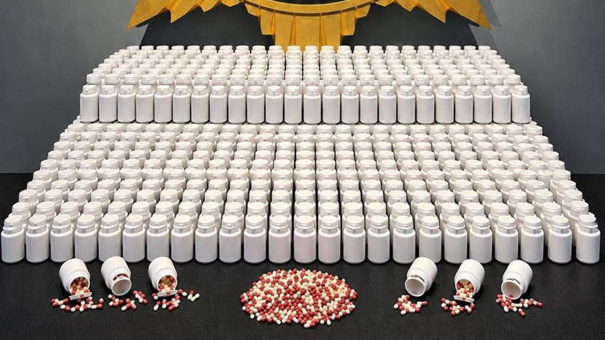 ‘Uyuşturucu’ baskını: 46 bin 189 hap ele geçirildi, 3 gözaltı ‘Uyuşturucu’ baskını: 46 bin 189 hap ele geçirildi, 3 gözaltı