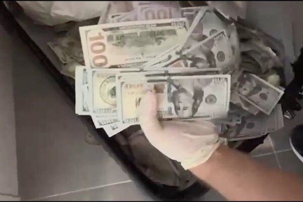 Sahte para operasyonu: 2 milyon 890 bin sahte dola... Sahte para operasyonu: 2 milyon 890 bin sahte dola...