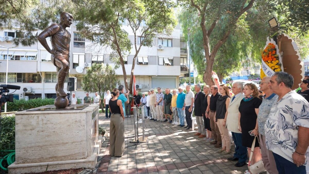 Konak’ta vefa dolu buluşma: Metin Oktay heykeli önünde anıldı