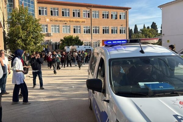 Manisa’da lise önünde silahlı saldırı: 2R... Manisa’da lise önünde silahlı saldırı: 2R...