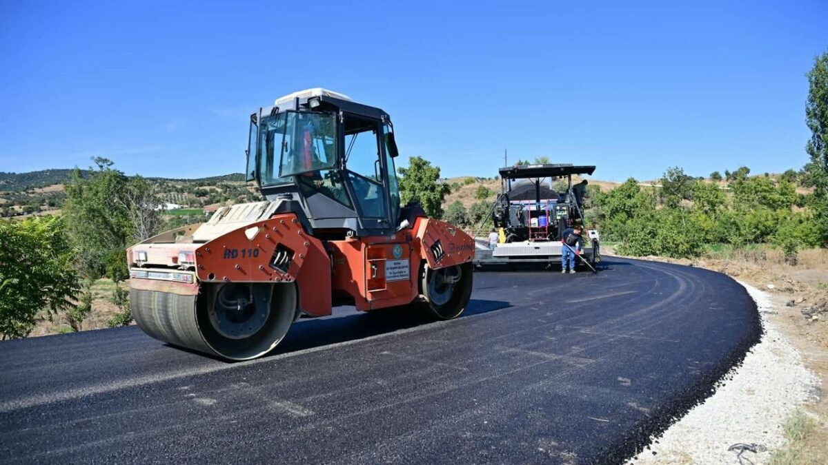 Manisa Büyükşehir, Sarıgöl’de 6 kilometrelik yolu sıcak asfaltla buluşturuyor